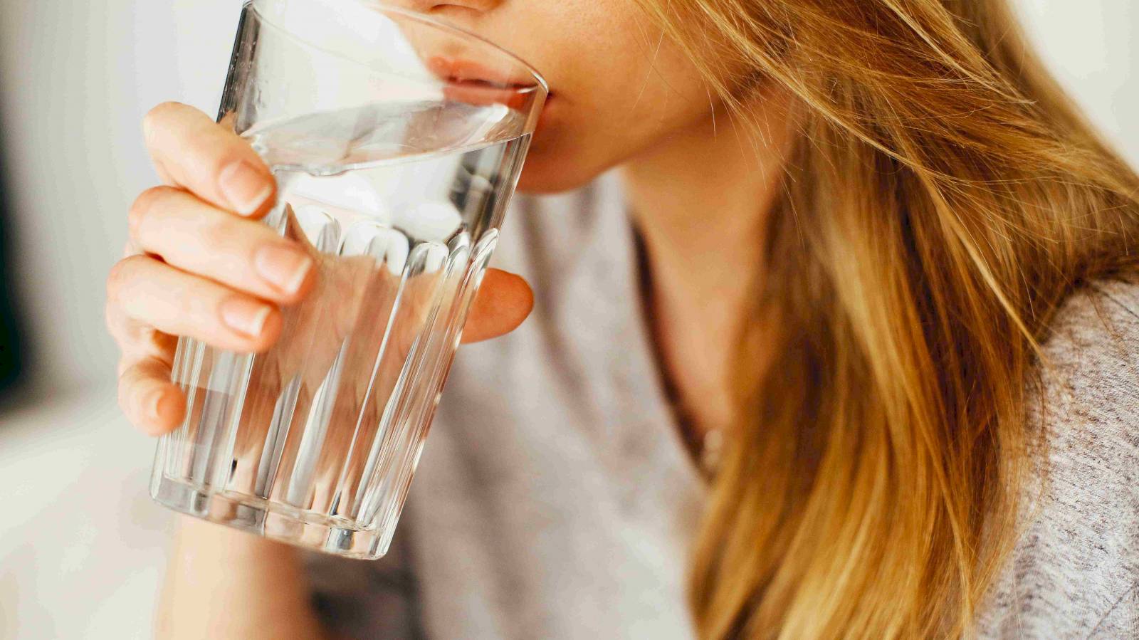 Meer water drinken bij het afvallen: helpt het?